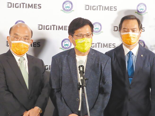 民进党新北市长参选人林佳龙向新北市长侯友宜喊话「帮帮忙」借他们场地。（叶德正摄）