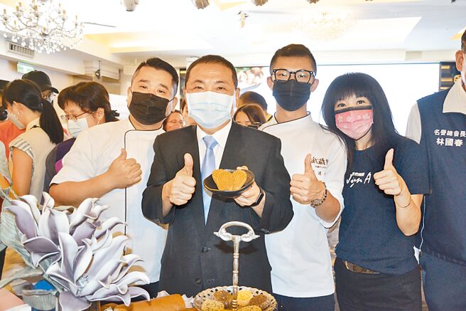 新北市经发局推出「2022新北严选」品牌，选出46项特色商品、31家美食名店，包含莺歌知名的台华窑、网路团购高人气的豆酥朋、武藏野以及知名名店深坑古早厝、米诗堤等业者。（蔡雯如摄）