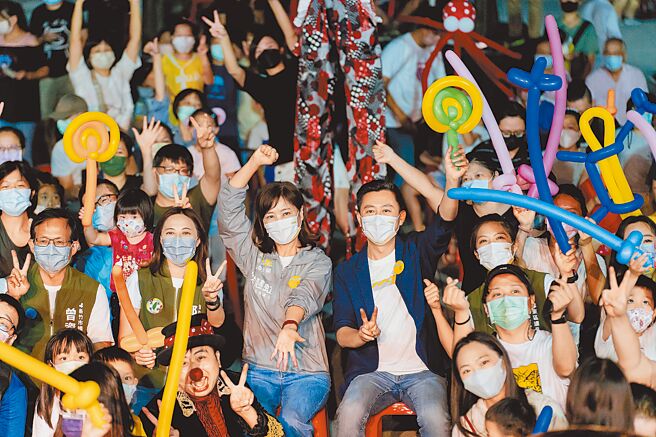 民進黨新竹市長參選人沈慧虹競選總部3日指出，根據1份最新民調顯示，沈慧虹（左）已躍居第1。（陳育賢攝）