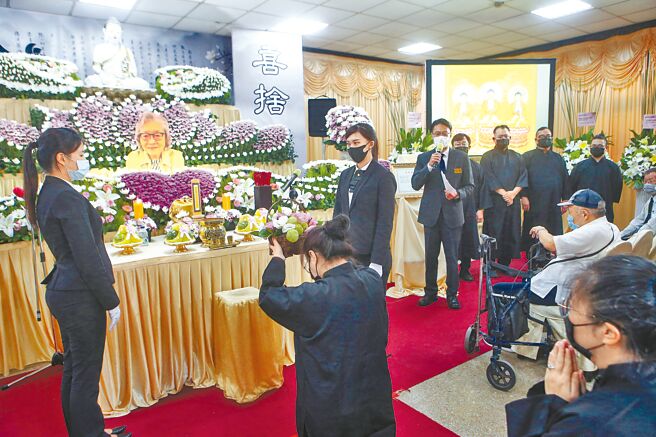 劉引商的告別式昨在台北市第一殯儀館舉行。（鄧博仁攝）