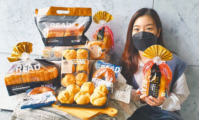 全联爱地球，推出READ BREAD阅读麵包，全面升级洁净标章及获得动物福利标章认证的甜点。（全联提供）