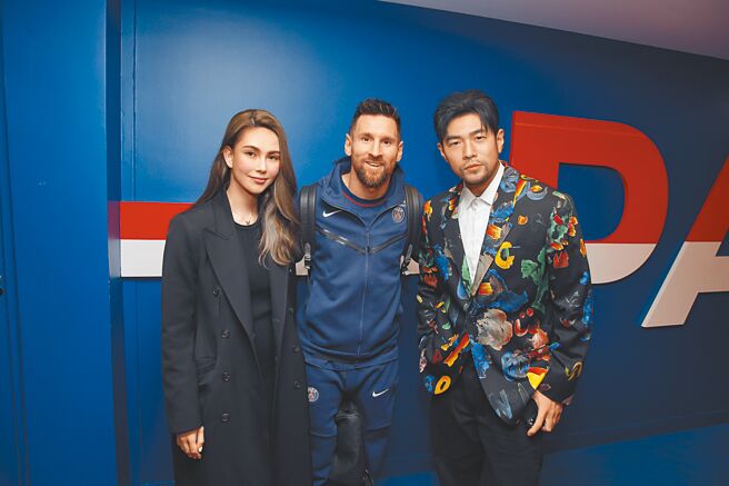 周杰倫（右）與昆凌（左）巴黎看秀前與梅西開心合照。（杰威爾音樂提供）