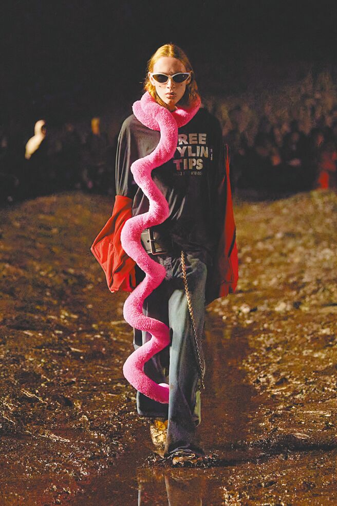 Balenciaga 2023夏季時裝，與其稱之時裝秀，用行為藝術展更為貼切，服裝結構充滿了大量的不對稱邏輯語彙，將服裝主題歸還到「人」的身上，拋棄以人襯托衣物的愚蠢行為。（Balenciaga提供）
