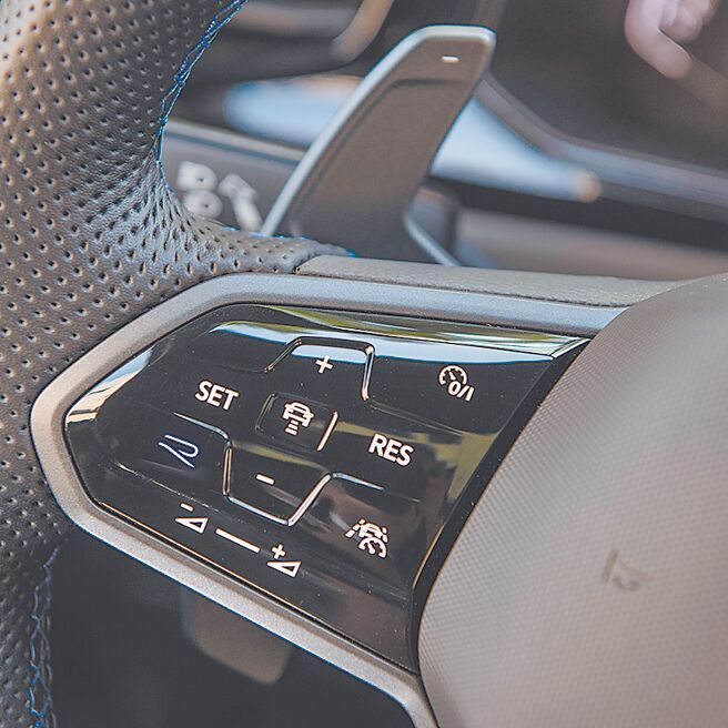 轻按方向盘上蓝色R键即进入赛车模式。（陈大任摄）