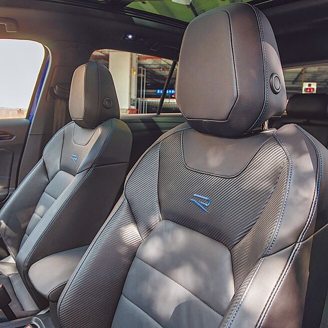 T-Roc R专属Nappa Carbon碳纤维纹跑车座椅。（陈大任摄）