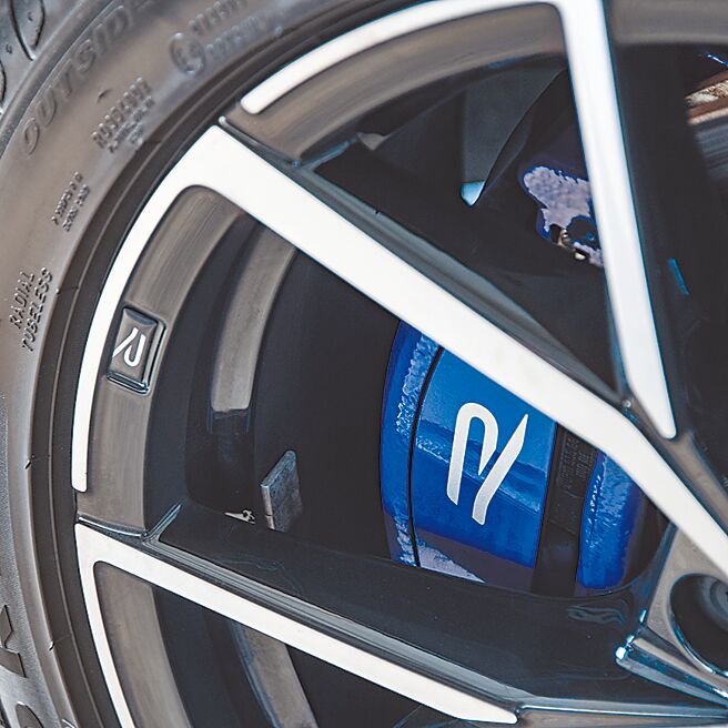 R独有蓝色专属煞车及235／40 R19胎圈。（陈大任摄）