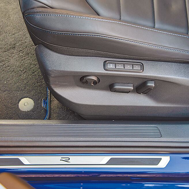 电动调整驾驶座椅及R专属门槛踏板。（陈大任摄）