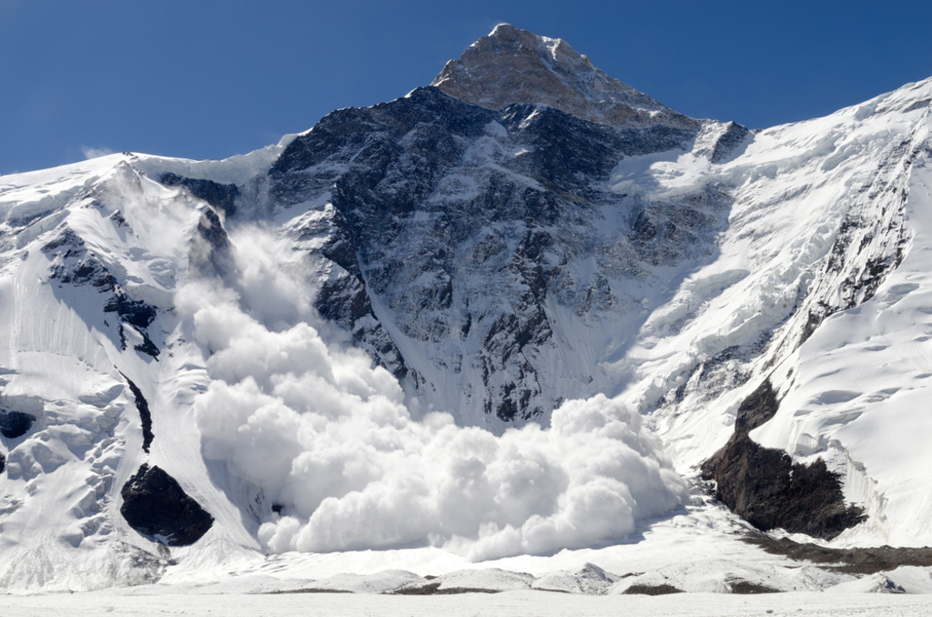 1日上午喜马拉雅山位于中段的马纳斯卢峰（Manaslu）巨大雪崩袭来，吞噬山底的帐篷，短短20秒的影片完整记录生死一瞬间。示意图／shutterstock(photo:ChinaTimes)