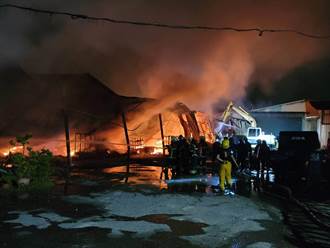 高雄木材工厂大火  大量堆材延烧3小时成废墟