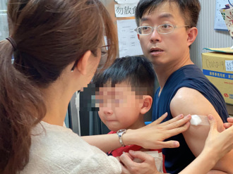 帶兒子打流感疫苗 醫師一臉驚嚇 萬人朝聖