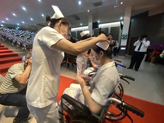 中華醫大護理系303學生加冠 2生車禍坐輪椅不缺席