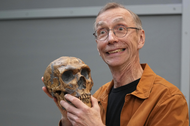 2022诺贝尔生物医学奖得主帕博曾因几篇有关新冠病毒与尼安德塔人基因的研究而引发争议。 （图／