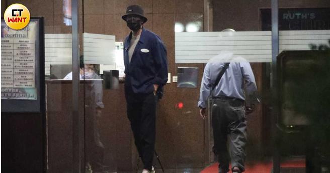 胡宇威带着渔夫帽独自现身松山区的高级牛排餐厅外头。（图／本刊摄影组）