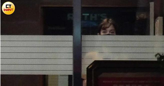 陈庭妮在建筑物内只露出一双眼睛，画面有趣。（图／本刊摄影组）