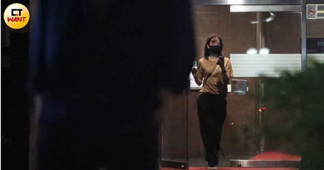 直到多元计程车开到路边，陈庭妮才终于悠哉地边滑手机边走出建筑物。（图／本刊摄影组）