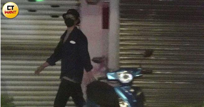 胡宇威则漫步台北街头，走了一公里回到中山区的家。（图／本刊摄影组）