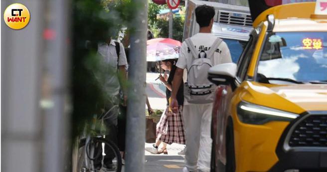 夏浦洋回到经纪公司换回自己的衣服后离开。（图／本刊摄影组）