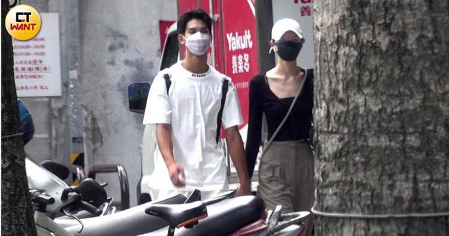 出捷运站之后，夏浦洋与女子牵起手散步。（图／本刊摄影组）