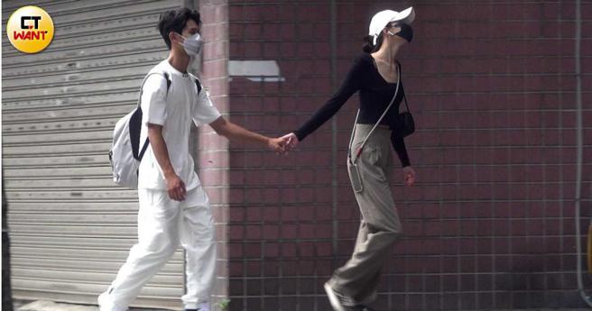 女生轻快地拉着夏浦洋的手进入一处住宅社区，两人看起来感情很好。（图／本刊摄影组）