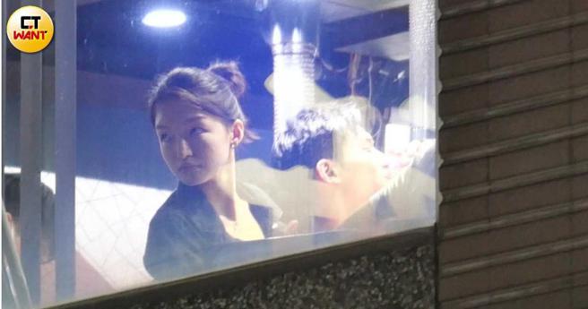 女方转头看窗外，看到面容得知女伴原来是同门女模潘星妤。（图／本刊摄影组）