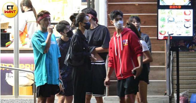 红队成员吃完饭在路边閒聊，夏浦洋带着女友在中间完全不突兀或尷尬。（图／本刊摄影组）