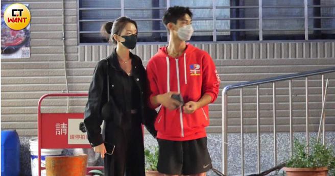 散会后两人在等过马路，女友忽然拍了夏浦洋的臀部，充满情趣。（图／本刊摄影组）