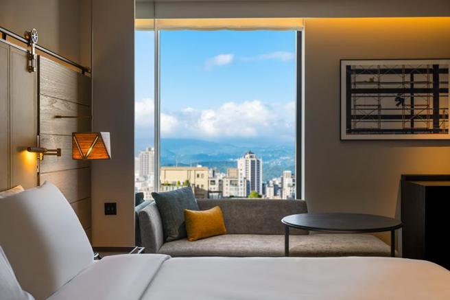 （台北时代寓所推出「乌鱼子大富翁」住房专案，客人可下榻设计酒店并游大稻埕、吃台式创意料理。图／台北时代寓所）