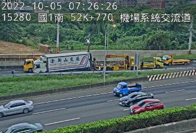 國1北向機場系統出口貨車自撞，事故尚未排除中。(翻攝高速公路1968)
