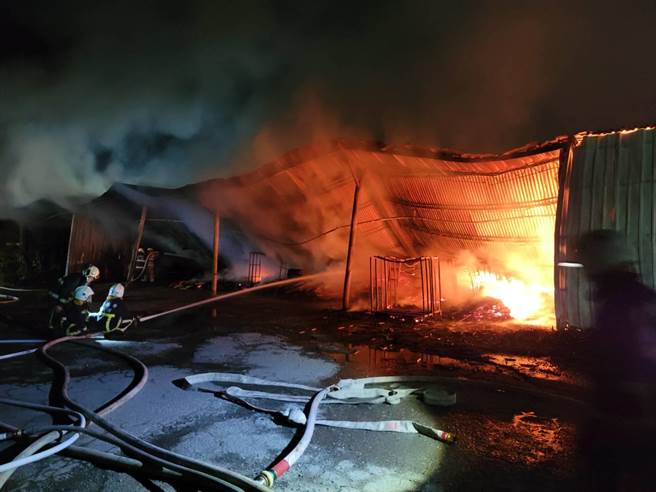 高雄市弥陀区1间木材工厂于今（5）凌晨1时许发生火警，现场是铁皮建筑物堆放杂物。（翻摄照片／林瑞益高雄传真）