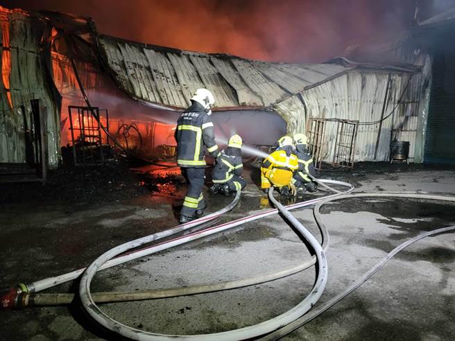 高雄市弥陀区1间木材工厂于今（5）凌晨1时许发生火警，消防局人员用了近小3小时扑灭火势。（翻摄照片／林瑞益高雄传真）