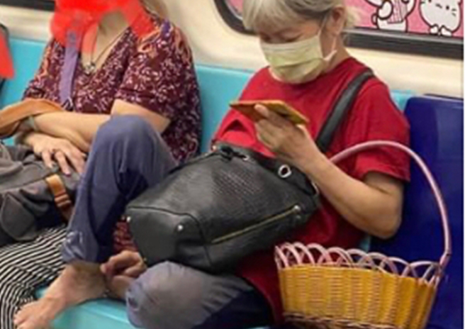 一名網友表示，芭樂阿嬤賣的芭樂薄到可透光、熟到軟掉，價錢也是看心情隨便喊，不買還會情緒勒索。（圖／翻攝自PTT）