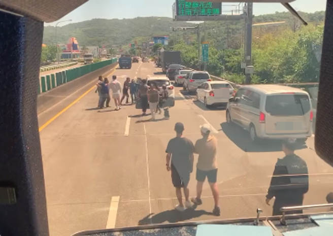 现场多达十余人下车劝架。(翻摄脸书爆废公社公开版)