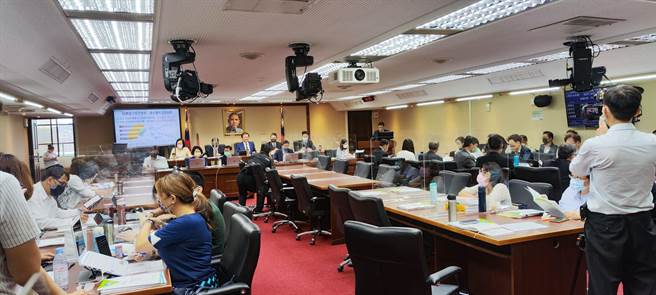 立法院社会福利及卫生环境委员会今天邀请环保署业务报告。（林良齐摄）