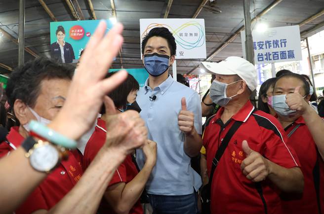 國民黨台北市長參選人蔣萬安（中）5日前往萬華廣照宮參拜祈福，並受到支持者熱情歡迎。（劉宗龍攝）