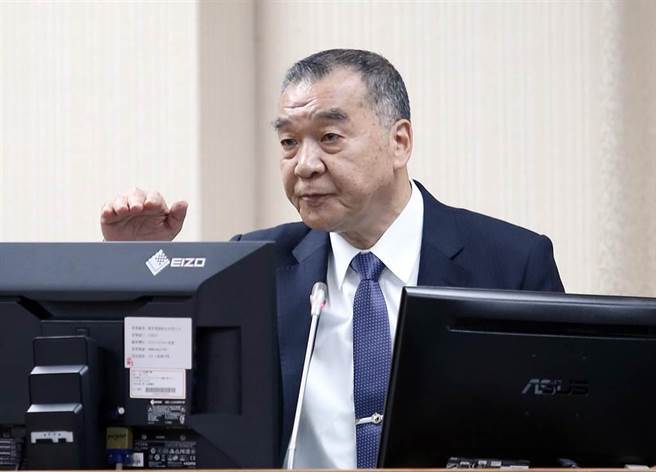 国防部长邱国正在立法院接受质询时表示，国军现已调整经常战备时期突发状况处理规定，共军「航空器实体飞越领空，就算第一击」。（本报资料照）