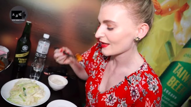 英正妹讚台灣菜夭壽好吃，宮保雞丁和鳳梨蝦球都超讚。（圖／翻攝自不要鬧工作室）