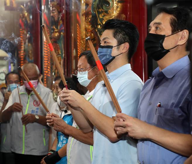 國民黨台北市長參選人蔣萬安（右二）5日前往萬華廣照宮參拜祈福。（劉宗龍攝）