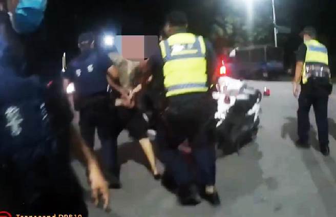 台東市周姓嫌犯駕車衝撞民宅又攻擊員警，遭強制逮捕。（翻攝畫面）