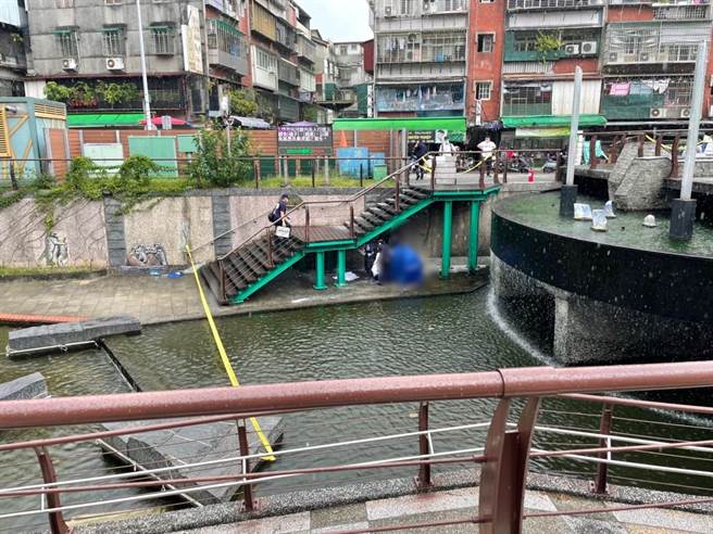 新北市新庄5日早上7时50分许有民眾经过中港大排时，赫然发现有男子在燃烧，吓得赶紧报警求救，警方获报赶抵现场时，该男子身上的火焰已经扑灭，已明显死亡。(新庄警分局提供)