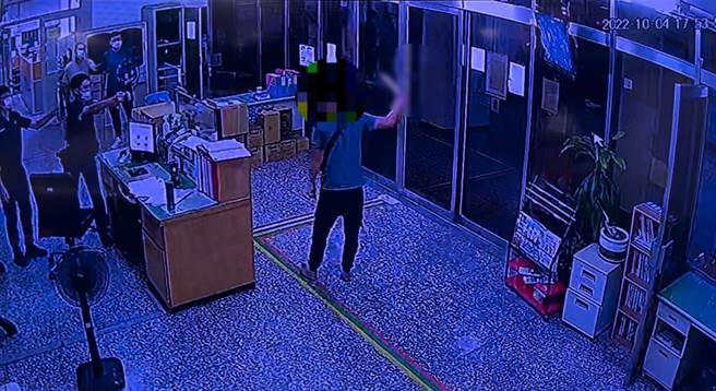 呂男朝著警員揮舞菜刀。（翻攝照片／李京昇苗栗傳真）