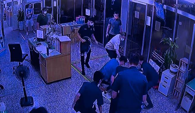 員警使用電擊槍及辣椒水將呂男制伏。（翻攝照片／李京昇苗栗傳真）