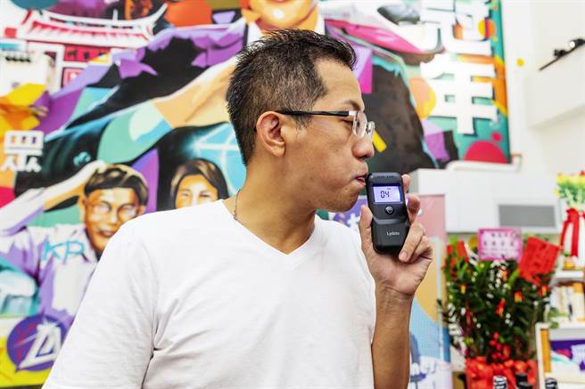 林冠年当场使用漱口水后做吹气检测。（罗浚滨摄）