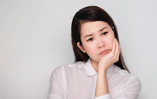 女网友高中毕业做「半套按摩」与客人并结婚，婚后她没有向婆家公开过往，但丈夫的堂哥却认出她还威胁要钱，她无奈之下只好一直借钱给对方。（示意图/shutterstock）