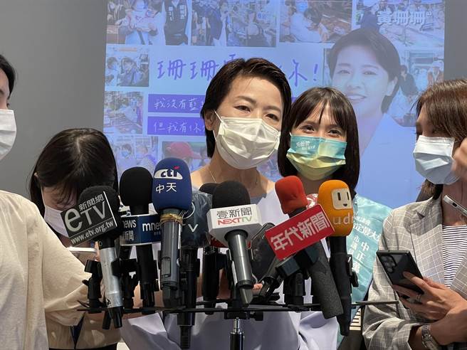 無黨籍台北市長參選人黃珊珊上午赴「走訪水源二三期—尋找黃珊珊分身記者會」後接受媒體聯訪。（黃婉婷攝）