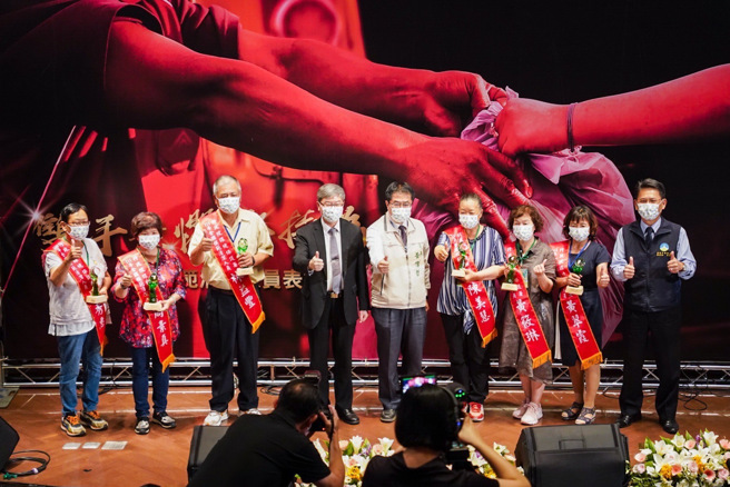 65岁的永康清洁队员陈美慧靠清洁队收入，独自抚养3孙就读大学，获全国模范表扬，今年表扬大会由台南市主办，黄伟哲市长也亲自担任颁奖人。(台南市政府提供)