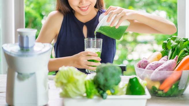 营养师刘怡里表示，她曾遇过一名病患，每天早上打葡萄蔬果汁，连续喝2个月，三酸甘油脂竟飙到200多。（图／示意图，达志影像）