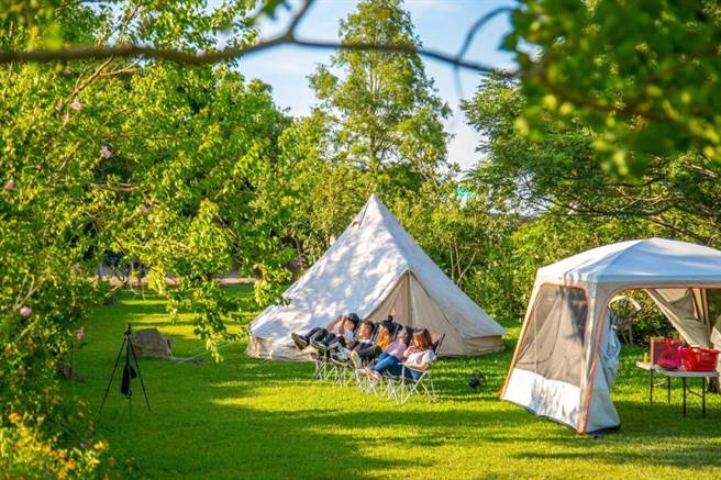 KKday观察，秋冬季因天气较凉爽且适逢枫叶季、樱花季，以温泉泡汤、户外露营、按摩票券、赏枫1日游最受民眾青睐。（KKday提供／陈佑诚传真）