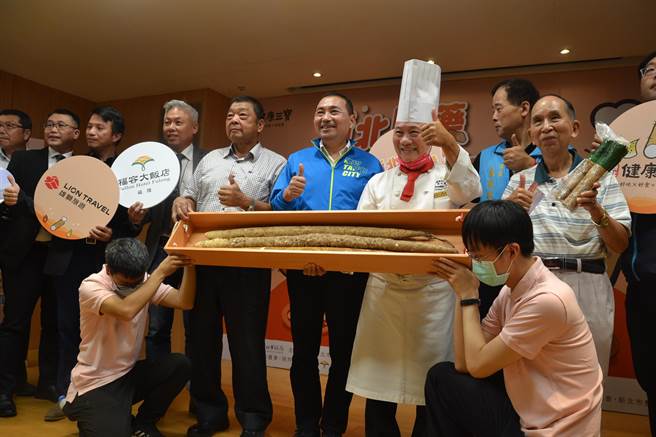 每年9至11月是新北山药产季，为了行销山药，新北市农业局与福容大饭店合作，邀请知名主厨阿基师打造6道山药养生特色料理，并与雄狮旅游推出山药轻旅行。（蔡雯如摄）