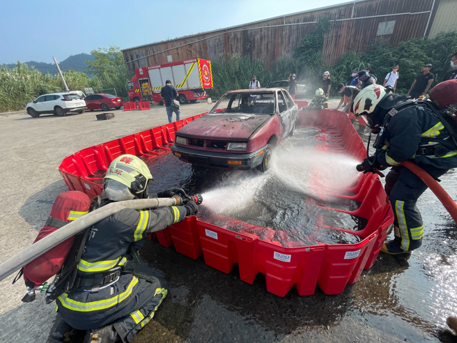 新北市消防局於辦理電動車救援講習及實車滅火訓練，在鶯歌訓練中心預定地辦理高擬真電動車實火滅火訓練。(新北市消防局提供)