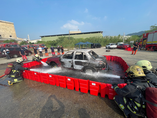 新北市消防局於辦理電動車救援講習及實車滅火訓練，在鶯歌訓練中心預定地辦理高擬真電動車實火滅火訓練。(新北市消防局提供)